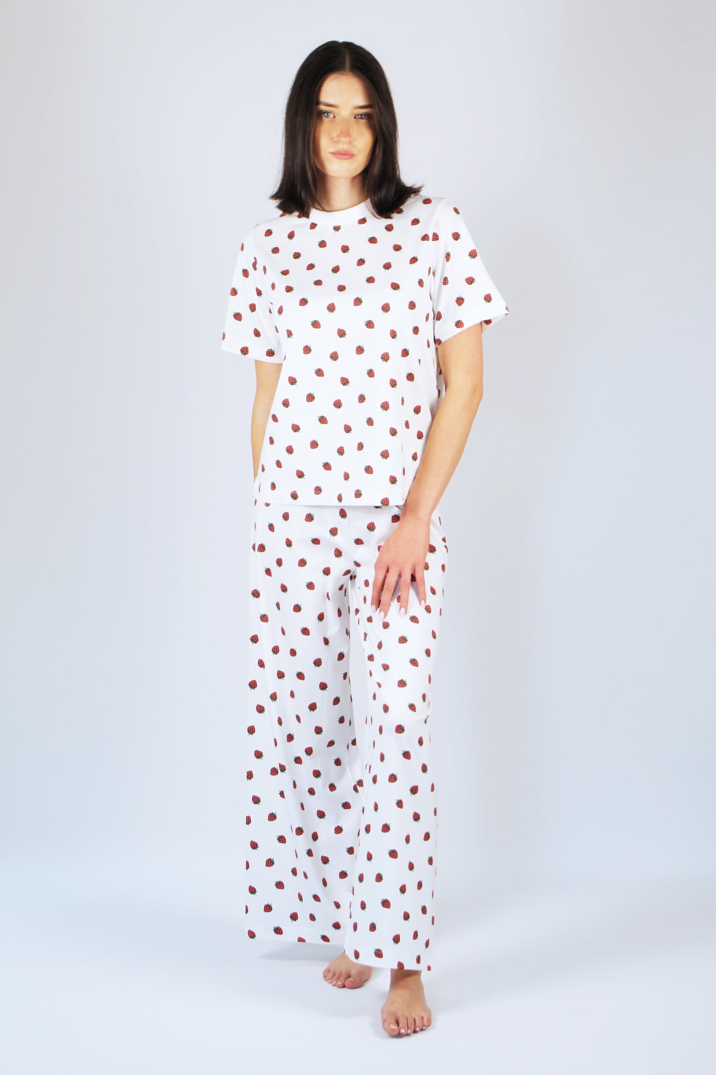 Damen-T-Shirt mit Erdbeeren im All-Over-Print aus Bio-Baumwolle in Weiß, kurzarm, gerader Schnitt
