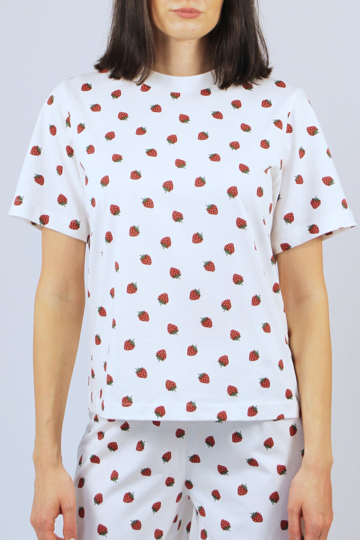 Damen-T-Shirt mit Erdbeeren im All-Over-Print aus Bio-Baumwolle in Weiß, kurzarm, gerader Schnitt