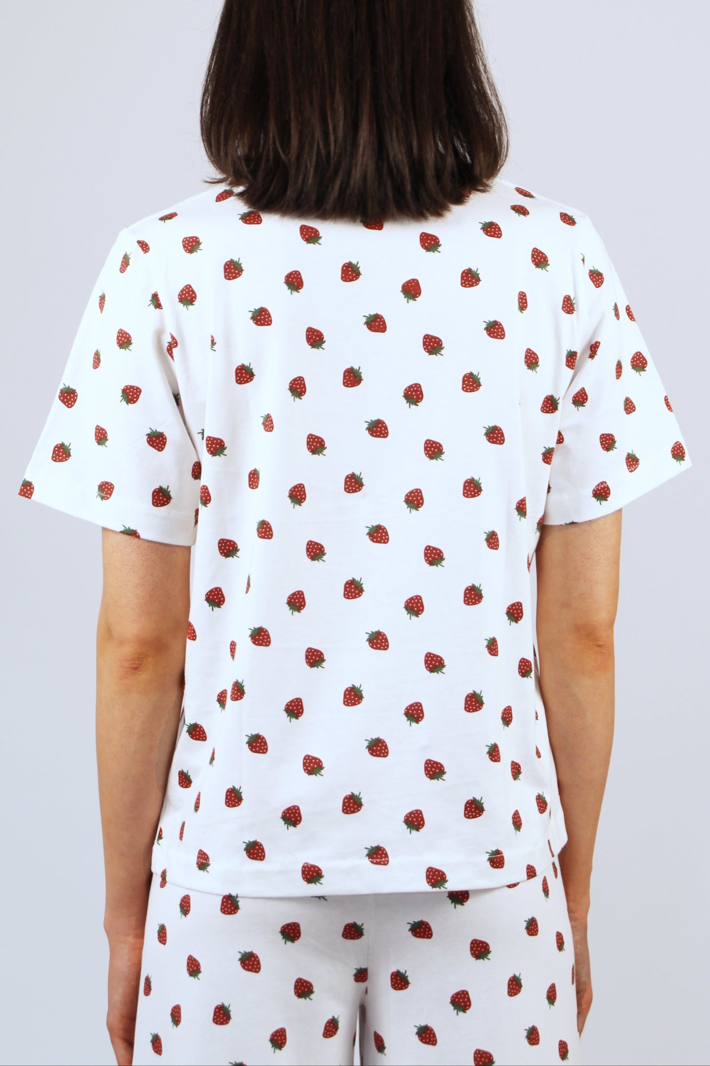 Damen-T-Shirt mit Erdbeeren im All-Over-Print aus Bio-Baumwolle in Weiß, kurzarm, gerader Schnitt