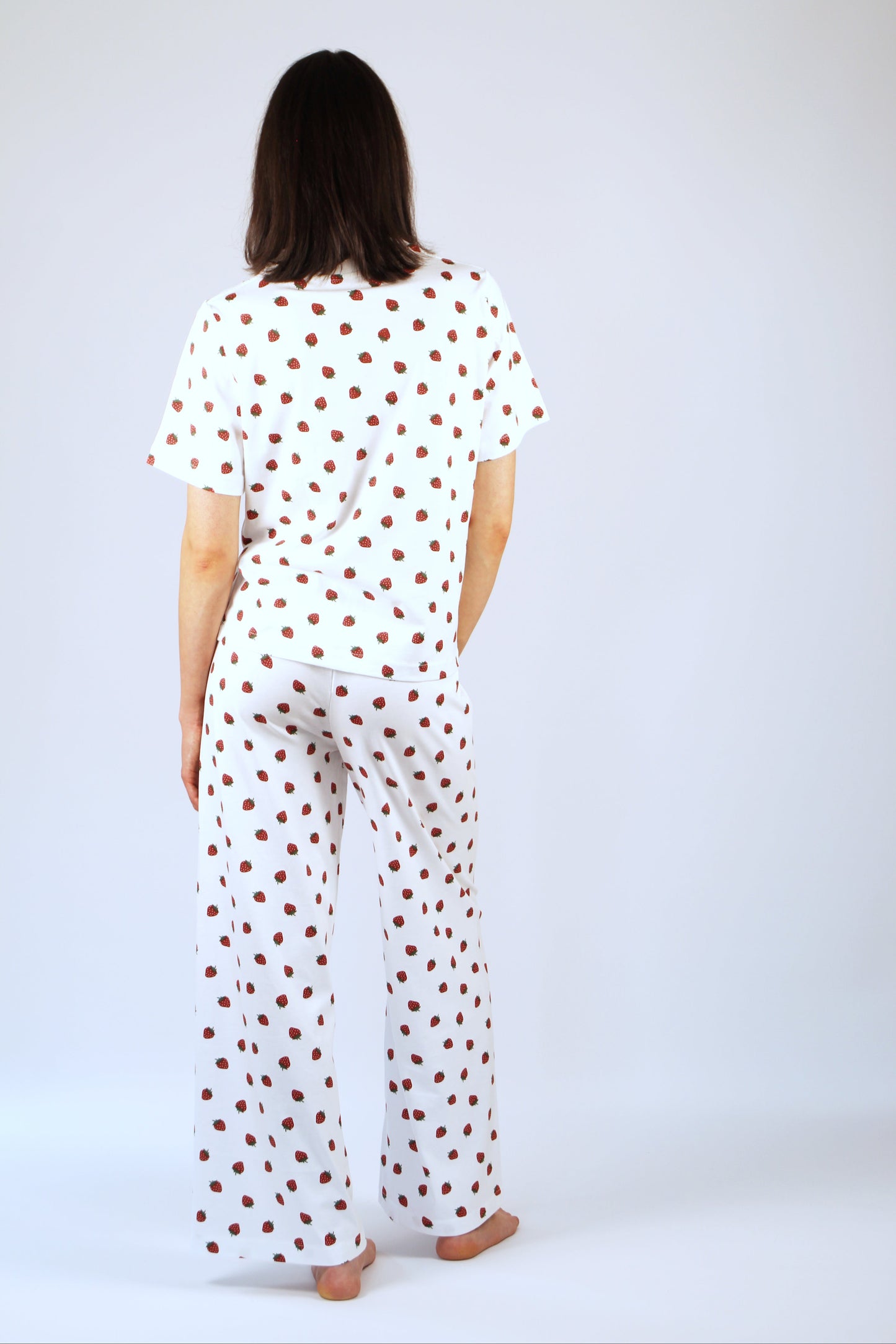 Damen-T-Shirt mit Erdbeeren im All-Over-Print aus Bio-Baumwolle in Weiß, kurzarm, gerader Schnitt