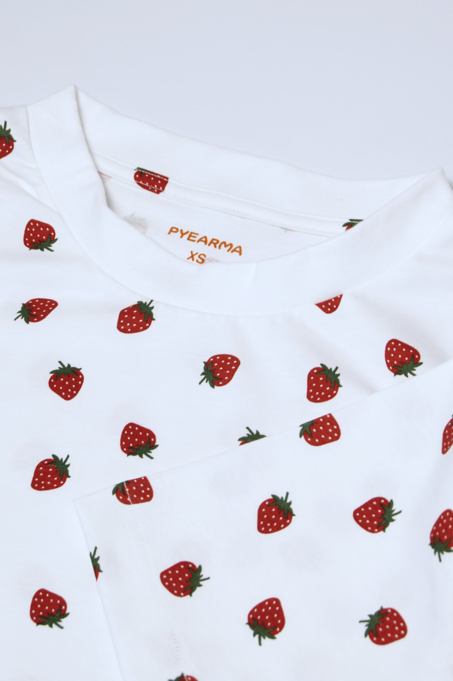 Damen-Nachthemd mit Erdbeeren im All-Over-Print aus Bio-Baumwolle
in Weiß, kurzärmelig