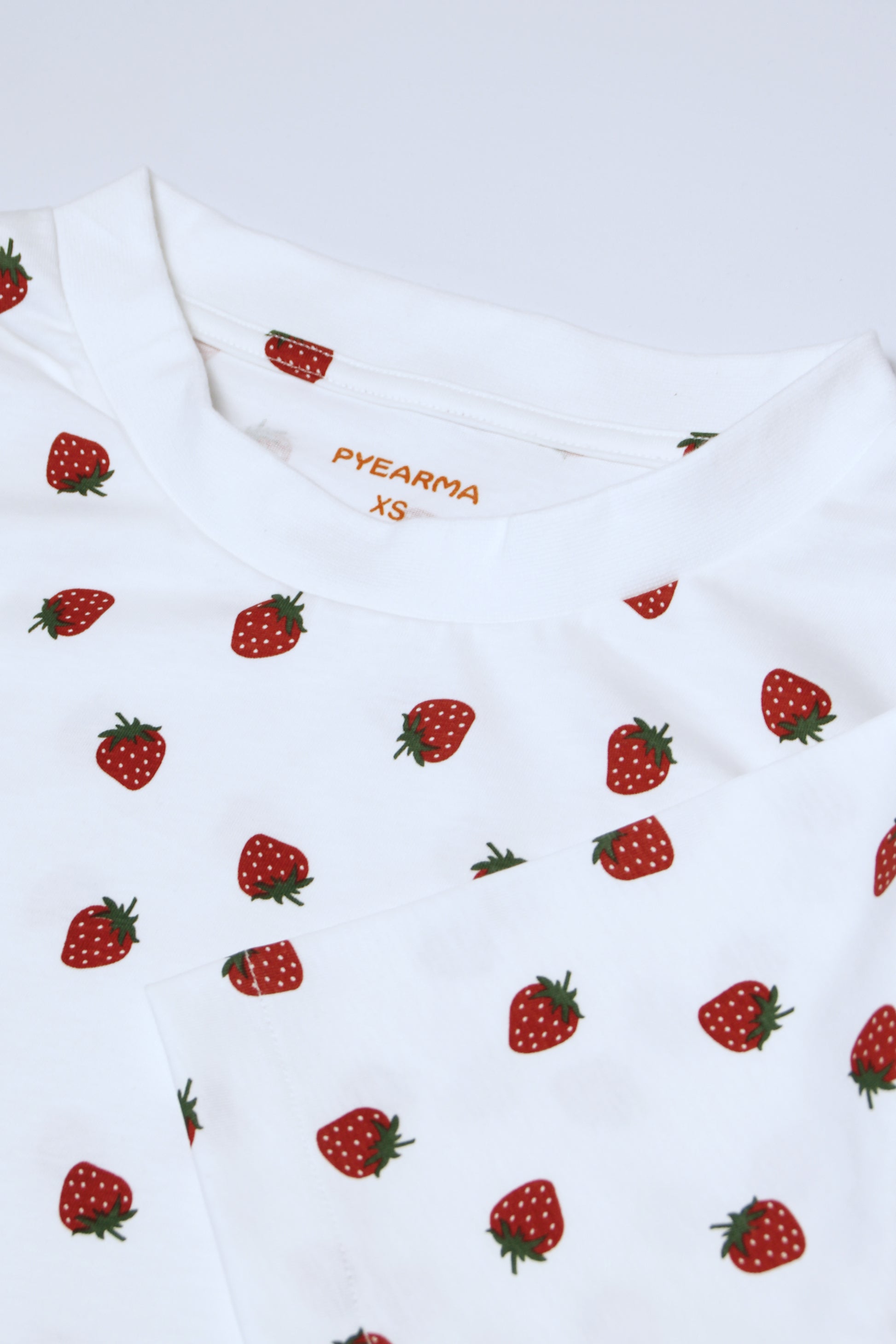 Damen-Nachthemd mit Erdbeeren im All-Over-Print aus Bio-Baumwolle
in Weiß, kurzärmelig