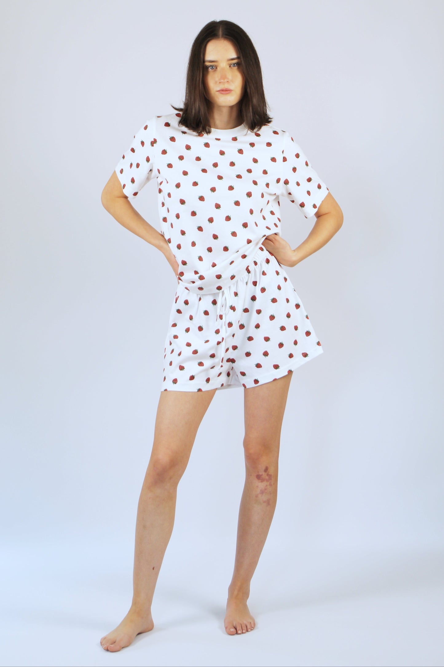 Damen-Pyjama-Shorts mit Erdbeeren im All-Over-Print aus Bio-Baumwolle in Weiß, hüfthoher Bund