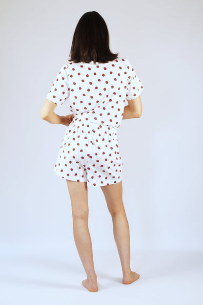 Damen-Pyjama-Shorts mit Erdbeeren im All-Over-Print aus Bio-Baumwolle in Weiß, hüfthoher Bund