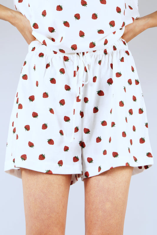 Damen-Pyjama-Shorts mit Erdbeeren im All-Over-Print aus Bio-Baumwolle in Weiß, hüfthoher Bund