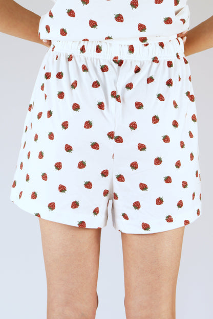 Damen-Pyjama-Shorts mit Erdbeeren im All-Over-Print aus Bio-Baumwolle in Weiß, hüfthoher Bund