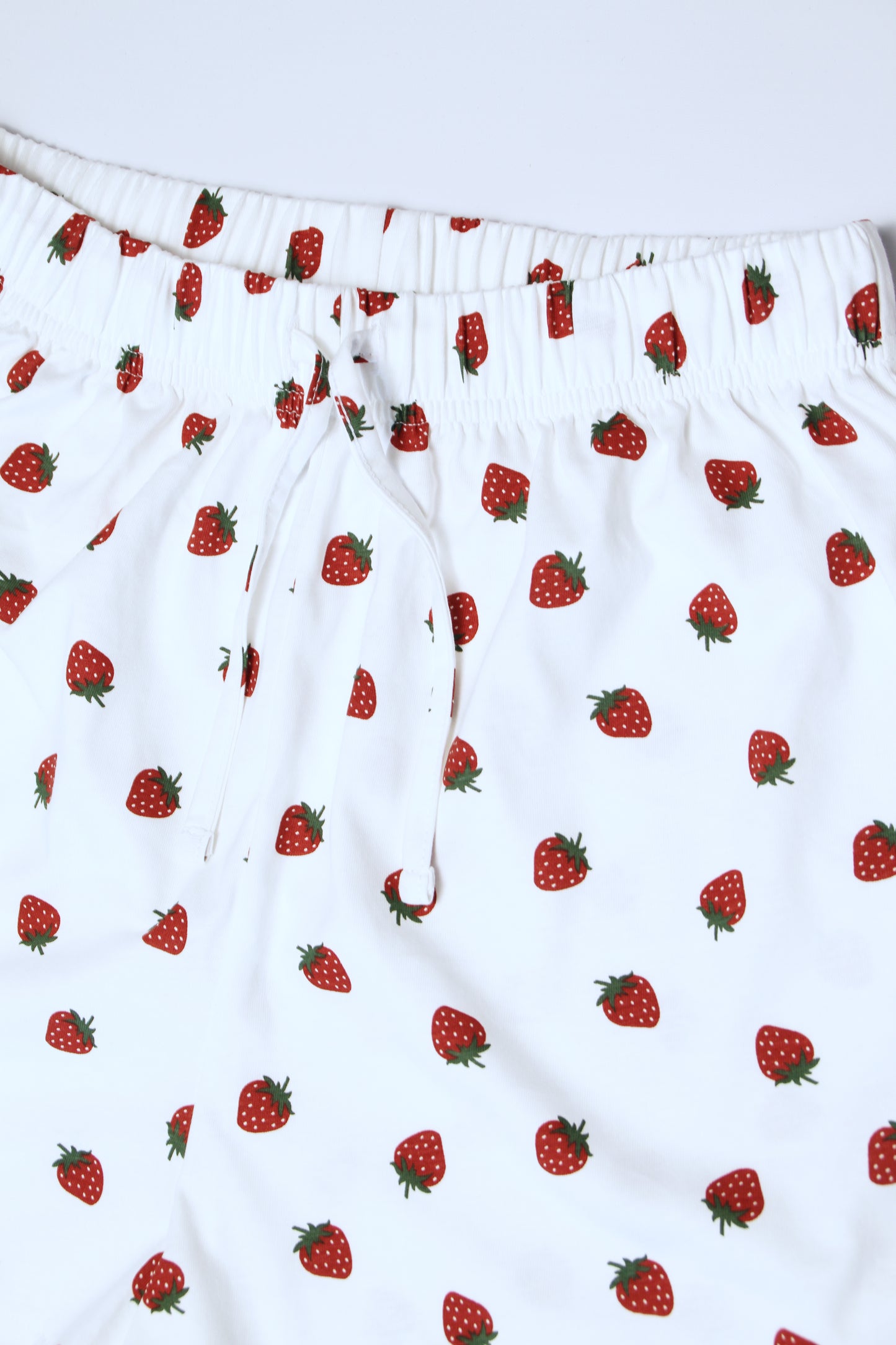 Damen-Pyjama-Shorts mit Erdbeeren im All-Over-Print aus Bio-Baumwolle in Weiß, hüfthoher Bund