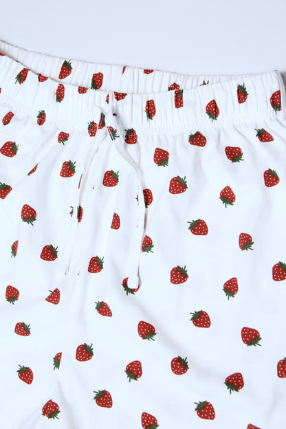 Damen-Pyjama-Shorts mit Erdbeeren im All-Over-Print aus Bio-Baumwolle in Weiß, hüfthoher Bund