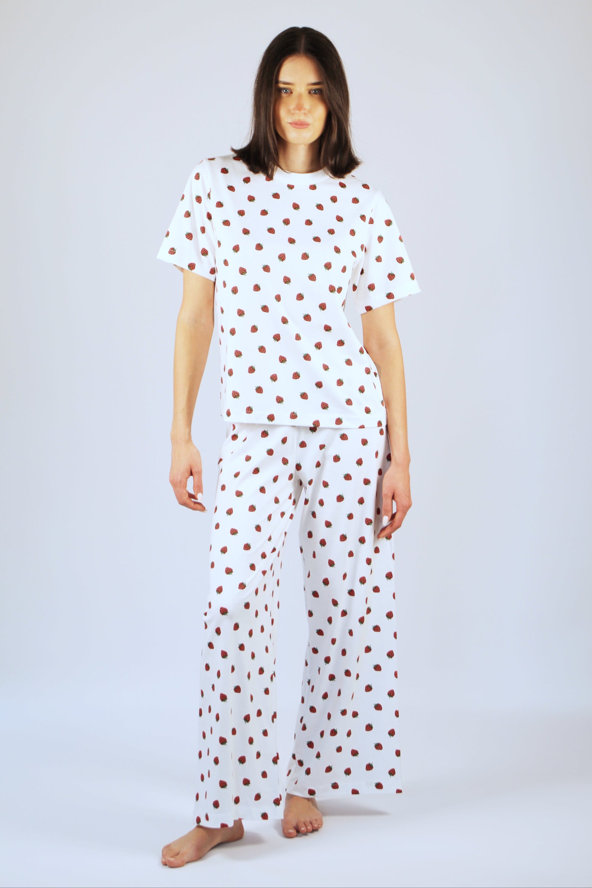 Damen-Pyjama-Hose mit Erdbeeren im All-Over-Print aus Bio-Baumwolle in weiß, gerader Schnitt, hüfthoher Bund