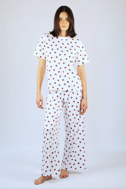 Damen-Pyjama-Hose mit Erdbeeren im All-Over-Print aus Bio-Baumwolle in weiß, gerader Schnitt, hüfthoher Bund