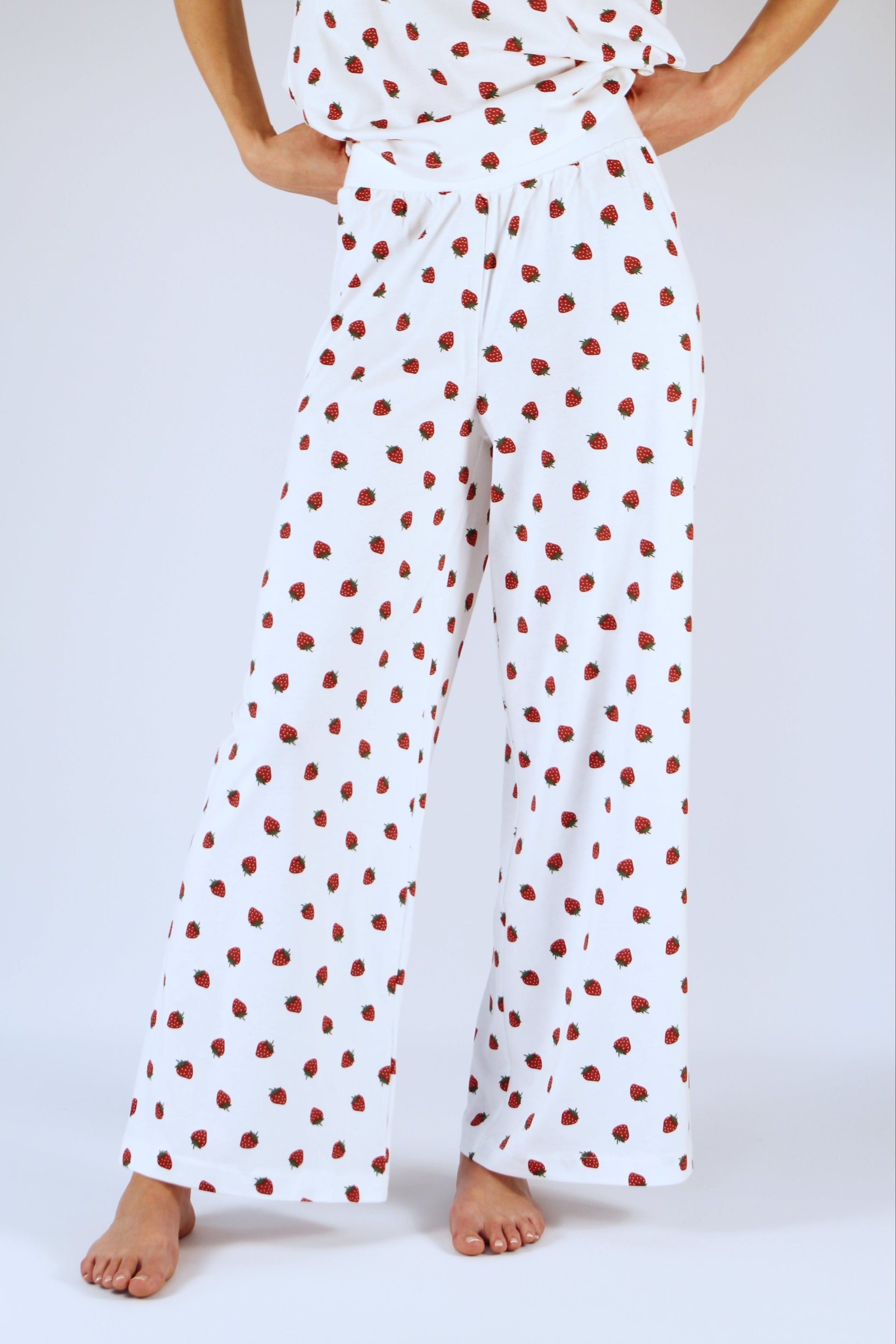 Damen-Pyjama-Hose mit Erdbeeren im All-Over-Print aus Bio-Baumwolle in weiß, gerader Schnitt, hüfthoher Bund