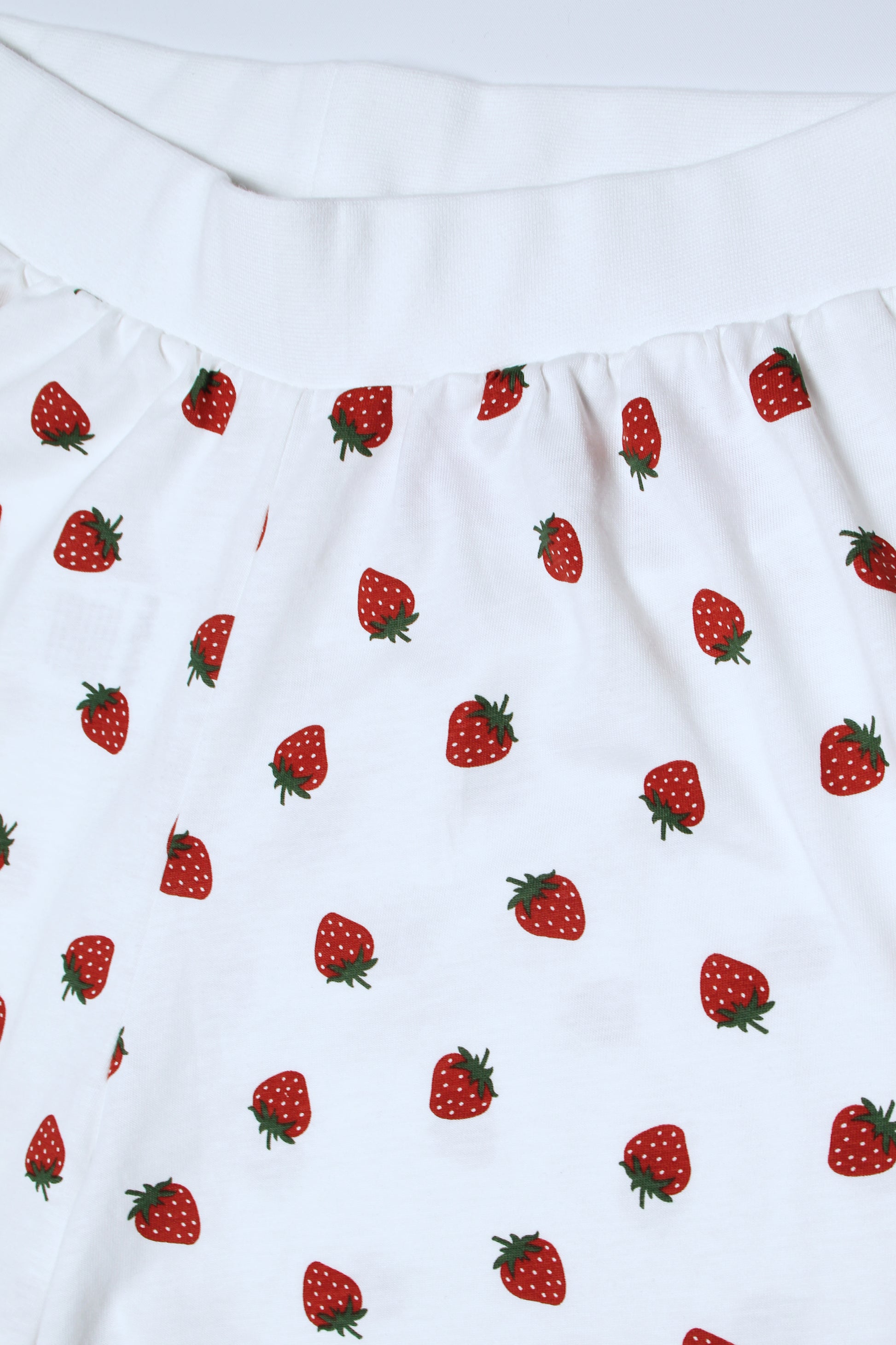 Damen-Pyjama-Hose mit Erdbeeren im All-Over-Print aus Bio-Baumwolle in weiß, gerader Schnitt, hüfthoher Bund