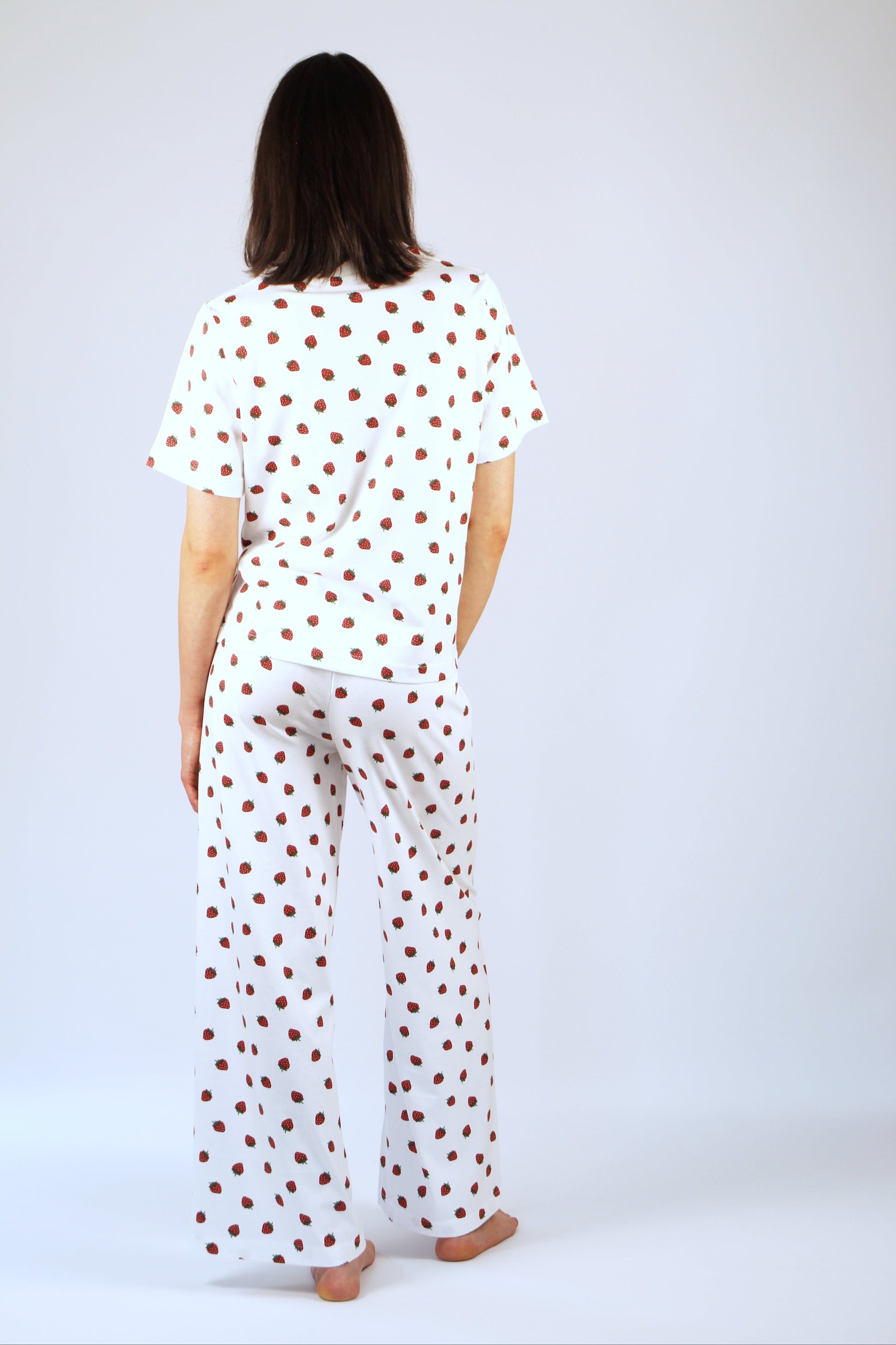 Damen-Pyjama-Hose mit Erdbeeren im All-Over-Print aus Bio-Baumwolle in weiß, gerader Schnitt, hüfthoher Bund