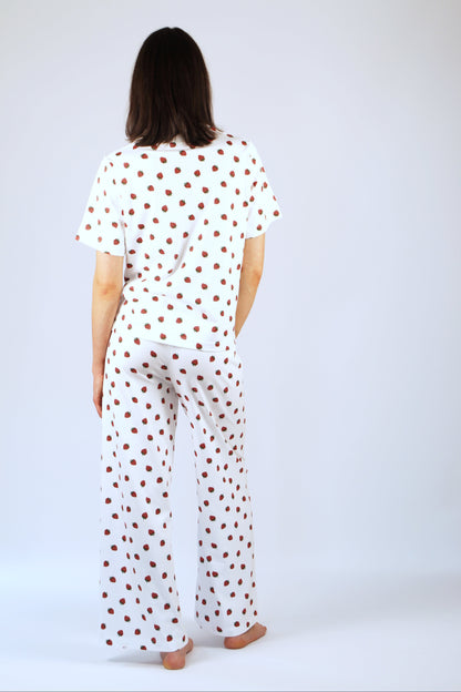 Damen-Pyjama-Hose mit Erdbeeren im All-Over-Print aus Bio-Baumwolle in weiß, gerader Schnitt, hüfthoher Bund
