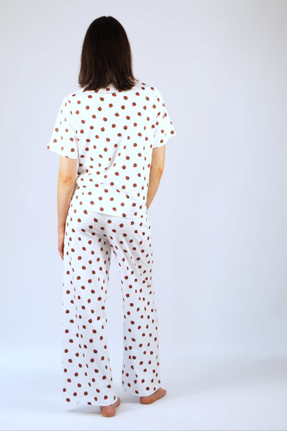 Damen-T-Shirt mit Erdbeeren im All-Over-Print aus Bio-Baumwolle in Weiß, kurzarm, gerader Schnitt
